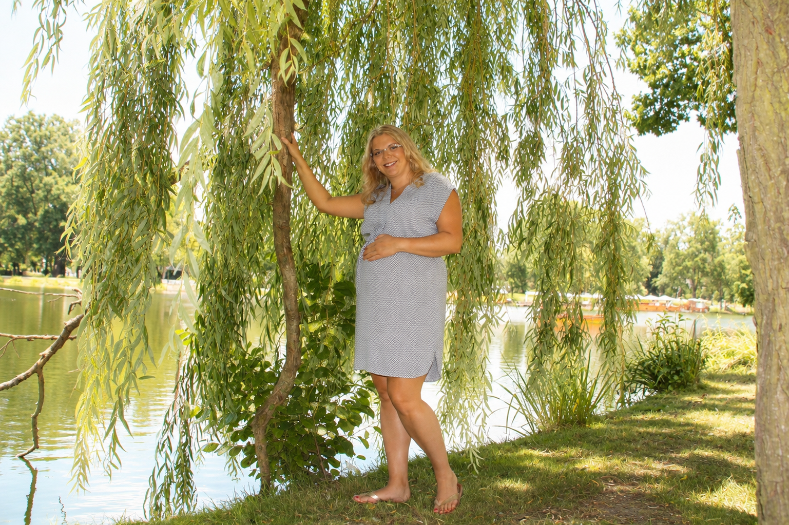 Anna Karrer, schwanger, unter einer Weide